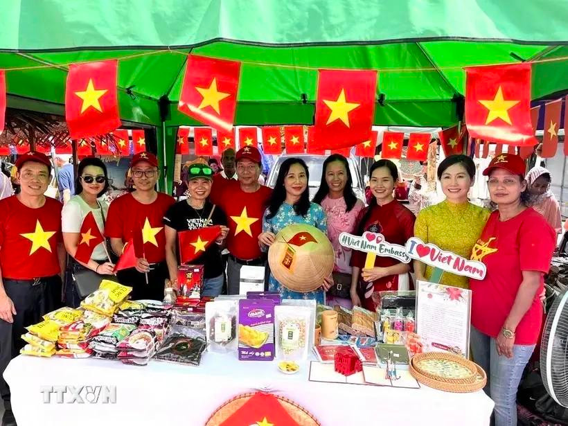 Representantes de la Embajada y la comunidad de vietnamitas residentes en Sri Lanka presentan productos típicos del país en el festival (Foto: VNA)