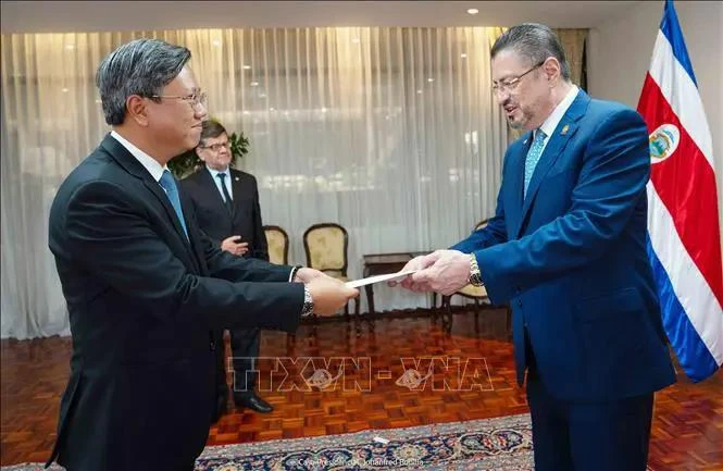 El embajador de Vietnam en Cuba, concurrente a Costa Rica, Le Quang Long, entrega cartas credenciales al presidente costarricense, Rodrigo Chaves Robles. (Fuente: VNA)