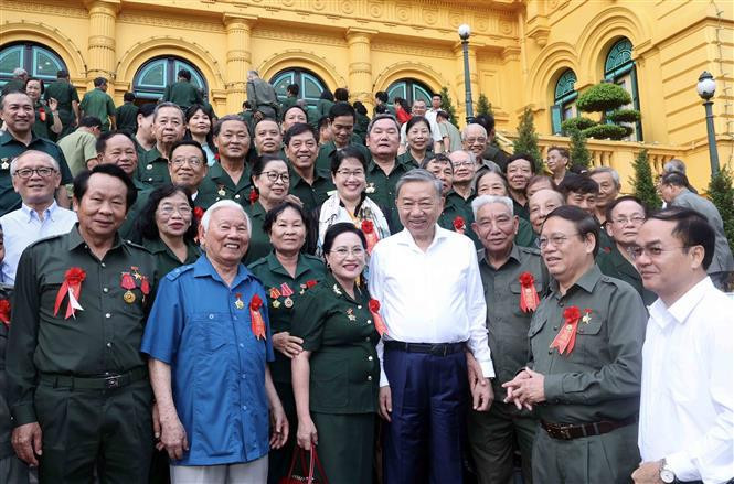 El presidente vietnamita, To Lam, y los exjóvenes voluntarios (Foto: VNA)