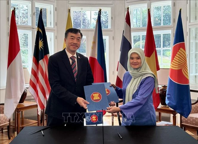El embajador de Vietnam en la República Checa, Duong Hoai Nam, recibe la presidencia rotatoria del Comité de la ASEAN (ACP) de manos de la embajadora de Malasia, Suzilah Mohd Sidek. (Foto: VNA)