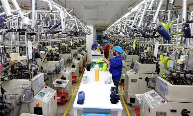Dentro de la empresa textil y de teñido Jasan en la ciudad portuaria de Hai Phong (Foto: VNA)