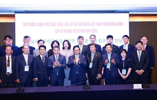 El primer ministro de Vietnam, Pham Minh Chinh, se reúne con amigos surcoreanos. (Foto: VNA)