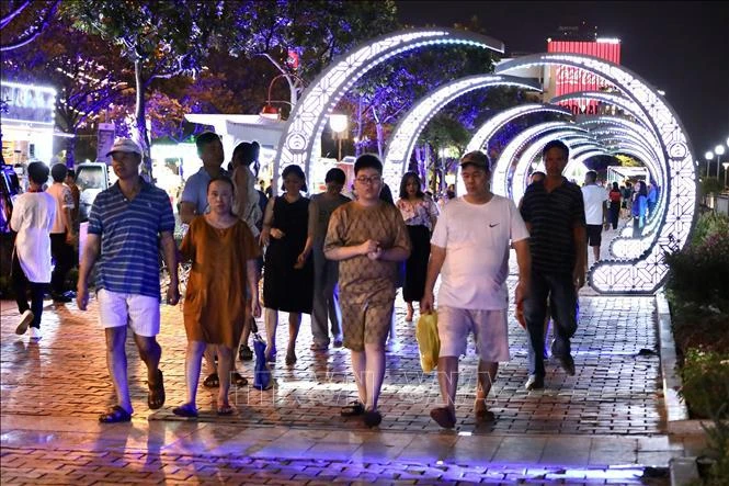 Visitantes pasean en la calle peatonal Bach Dang en la ciudad central de Da Nang. (Foto: VNA)