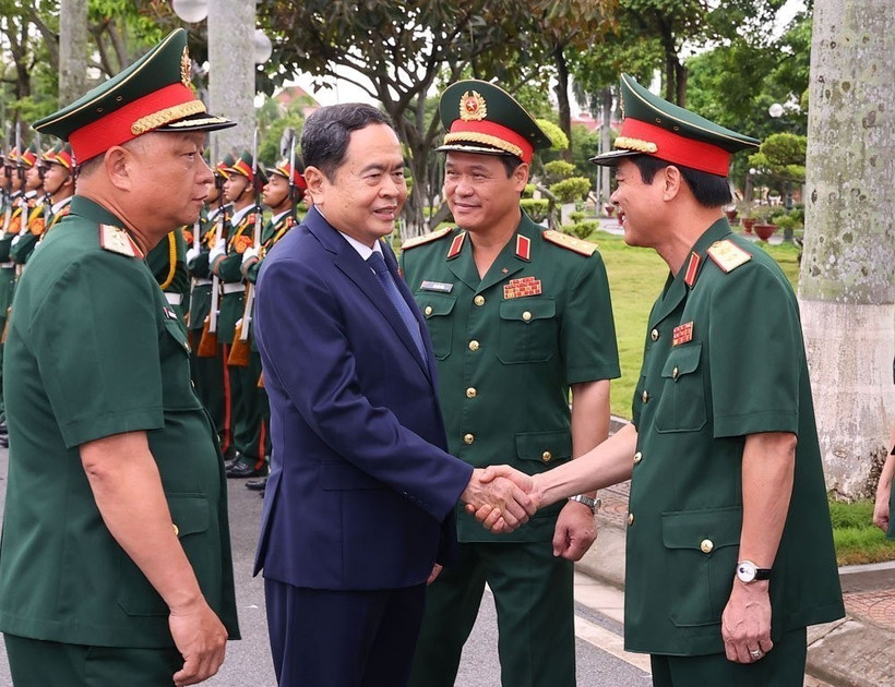 El presidente de la Asamblea Nacional de Vietnam, Tran Thanh Man y representantes del Comando de la Región Militar 3 (Foto: VNA)