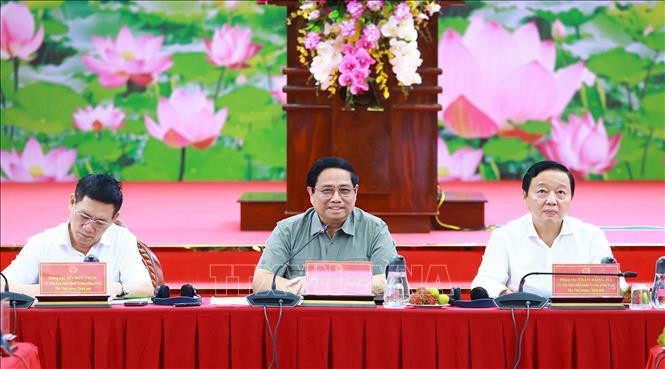 El primer ministro de Vietnam, Pham Minh Chinh (centro), preside la cita. (Foto: VNA)