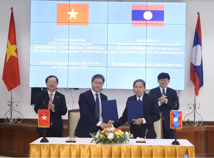 Firma un acuerdo de cooperación entre las entidades relevantes de Vietnam y Laos. (Fuente: most.gov.vn) 