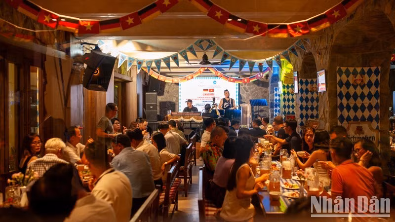 El Festival de la Cerveza Alemana atrae a numerosos turistas y ciudadanos locales. (Fuente: Nhan Dan)