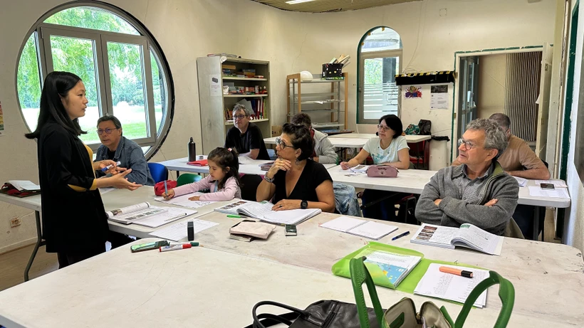 En una clase del idioma vietnamita en Burdeos. (Fuente: VNA)