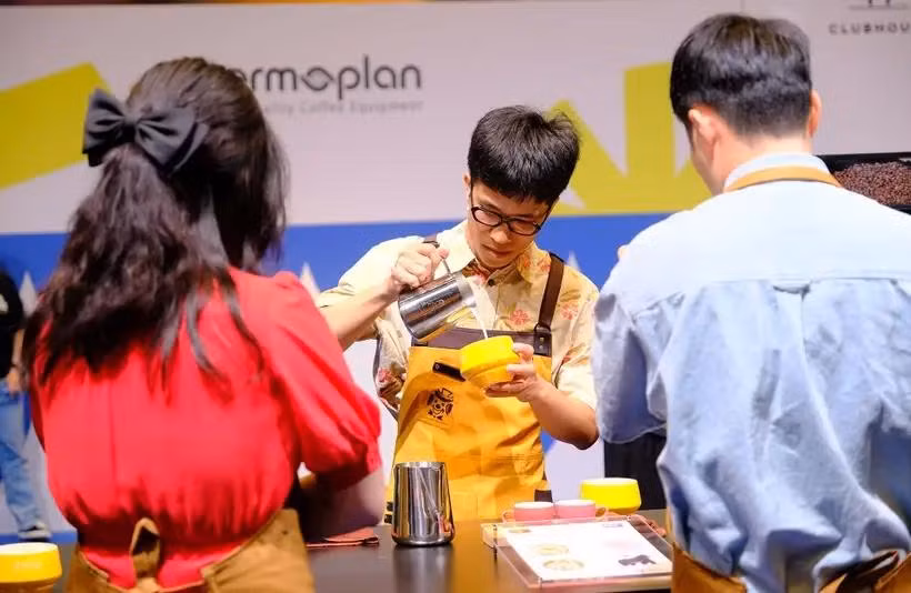 Un vietnamita participa en el concurso internacional de arte del latte. (Fuente: https://baoquocte.vn/)