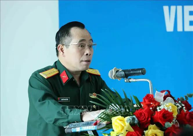 Ek subdirector del Departamento de Operaciones de Mantenimiento de la Paz, coronel Nguyen Nhu Canh, interviene en la cita (Foto: VNA)