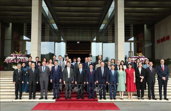 El presidente de la Asamblea Nacional de Vietnam, Tran Than Man, y los nuevos embajadores y encargados de negocios de la Unión Europea. (Foto: VNA)
