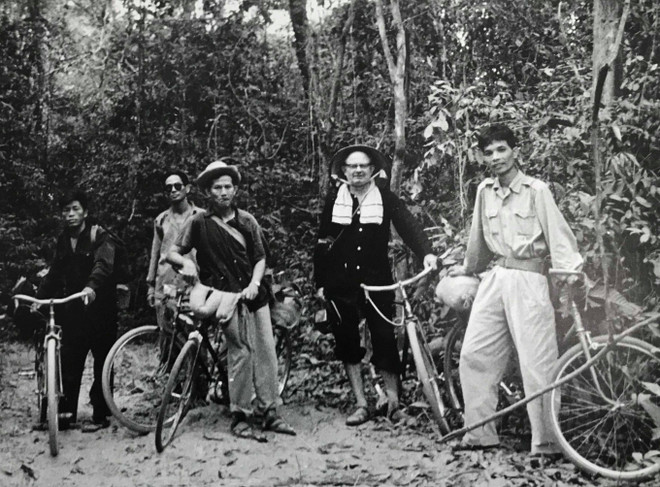El periodista Wilfred Burchett y funcionarios del Frente de Liberación Nacional. (Foto de Archivos) 4.jpg