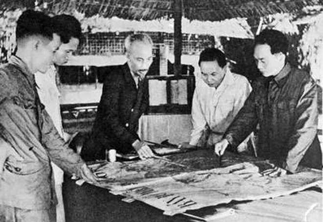 El Presidente Ho Chi Minh, el general Vo Nguyen Giap y otros líderes del Partido deciden iniciar la campaña de Dien Bien Phu a finales de 1953. (Foto de archivos) 8.jpg