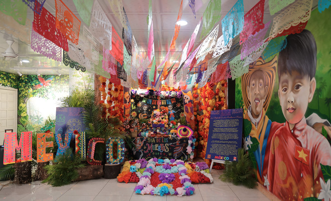 Este es el tercer año consecutivo que la Universidad de Hanoi y la Embajada de México en Vietnam se unieron para celebrar de colaboración en la creación de un magnífico altar de muertos. (Fuente: Universidad de Hanoi) HANU9473.JPG