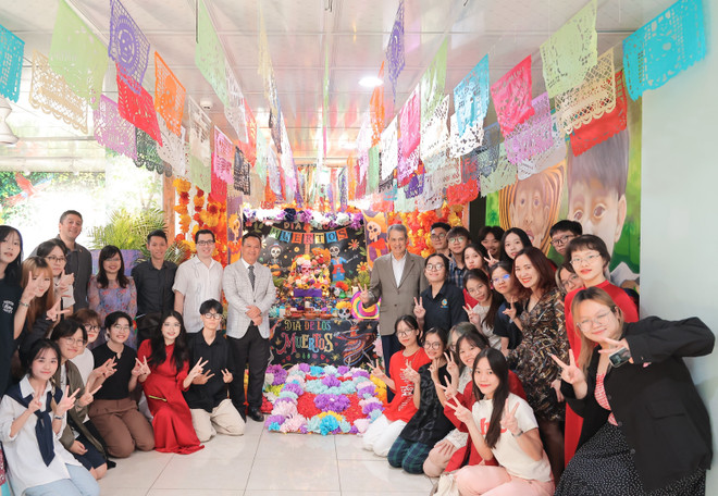 La ceremonia atrae la atención de los estudiantes, quienes con talento y sensibilidad lograron captar el espíritu del Día de Muertos. (Fuente: Universidad de Hanoi) HANU9938.JPG