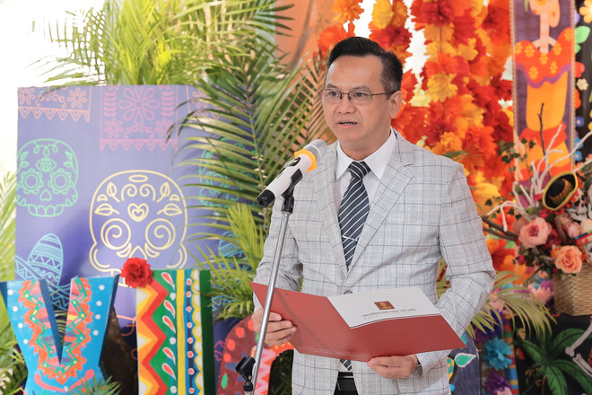 El vicerrector de la Universidad de Hanoi, Nguyen Tien Dung, interviene en el evento. (Fuente: Universidad de Hanoi) HANU9584.JPG