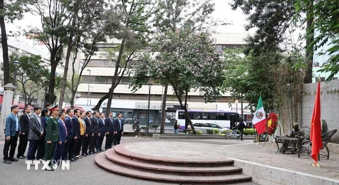 La delegación vietnamita colocó ofrenda floral en el Monumento en honor al Presidente Ho Chi Minh en Ciudad de México. (Fuente: VNA) lao-cai-mexico-6-9241.jpg.webp