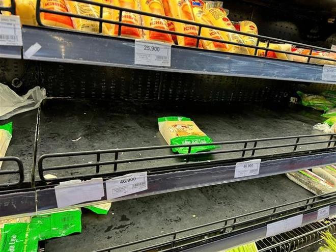 Los alimentos secos se agotaron en un supermercado Go! en la provincia de Thai Nguyen el 9 de septiembre por la tarde. (Foto: VNA) go-supermarket-in-thai-nguyen-3894.jpg.webp