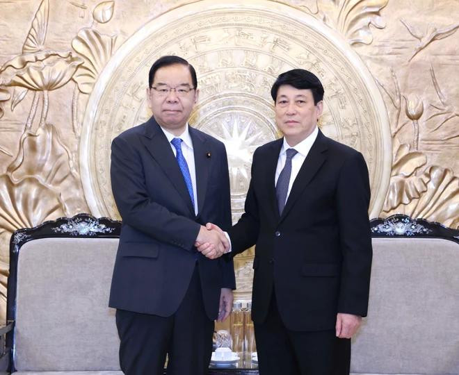 Luong Cuong (derecha), miembro del Buró Político y miembro permanente del Secretariado del Comité Central del Partido Comunista, y Shii Kazuo, presidente del Presidium del Comité Central del Partido Comunista Japonés (PCJ). (Foto: VNA) nhat-2028.jpg.webp