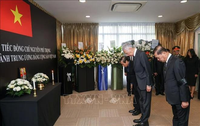 Lee Hsien Loong, secretario general del Partido Acción Popular (PAP) y ex primer ministro de Singapur, rinde homenaje al secretario general Nguyen Phu Trong. (Foto: VNA) 1-8068.jpg.webp