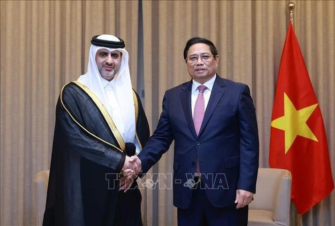 El primer ministro Pham Minh Chinh (derecha) recibe a Sheik Bandar Al Thani, presidente de la Autoridad de Inversiones de Qatar y gobernador del Banco Central de Qatar. (Foto: VNA) pm-receives-heads-of-leading-investment-firm-authority-of-qatar-2-1623.jpg.webp