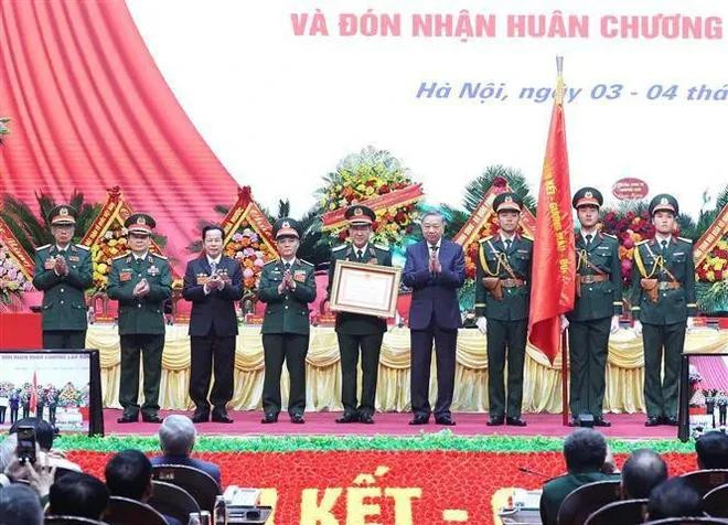 El secretario general del Partido Comunista de Vietnam, To Lam (cuarto, a la derecha), entrega la Orden del Trabajo de primera clase a la AVGV en reconocimiento a sus grandes contribuciones al desarrollo socioeconómico del país. (Foto: VNA) order-6452.jpg.webp