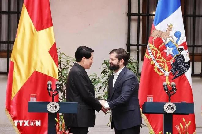 El presidente vietnamita Luong Cuong (izquierda) y su homólogo chileno Gabriel Boric Font. (Foto: VNA) cuong3-3129.jpg.webp