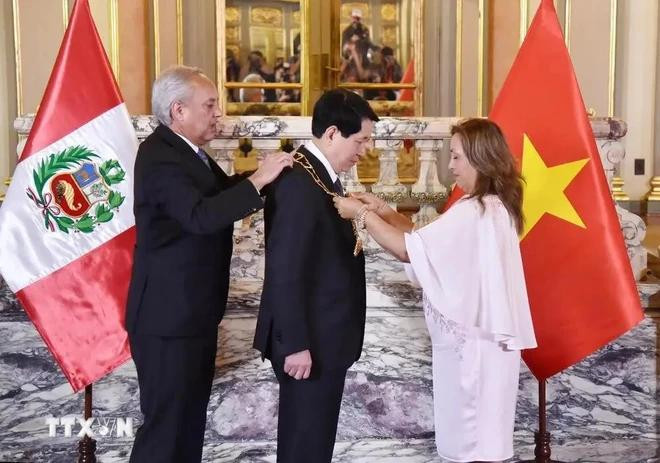 La presidenta peruana Dina Boluarte entrega la condecoración Gran Collar de la Orden "El Sol del Perú" al presidente vietnamita, Luong Cuong. (Foto: VNA) cuong2-6939.jpg.webp
