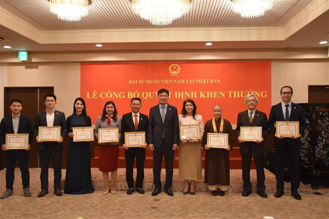 El embajador vietnamita en Japón, Pham Quang Hieu (quinto desde la derecha), entrega certificados de mérito a los colectivos e individuos con logros destacados en asuntos de la comunidad vietnamita el 9 de junio. (Foto: VNA) El embajador vietnamita en Japón, Pham Quang Hieu (quinto desde la derecha), entrega certificados de mérito a los colectivos e individuos con logros destacados en asuntos de la comunidad vietnamita el 9 de junio. (Foto: VNA)