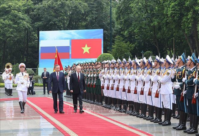 El presidente de Vietnam, To Lam, y su homólogo ruso, Vladimir Putin, pasan revista a la guardia de honor del Ejército Popular de Vietnam (Foto: VNA) uuid=D4436FE6-F767-41FC-A87F-2E3B7527E1E6&library=1&type=1&mode=1&loc=true&cap=true.jpg