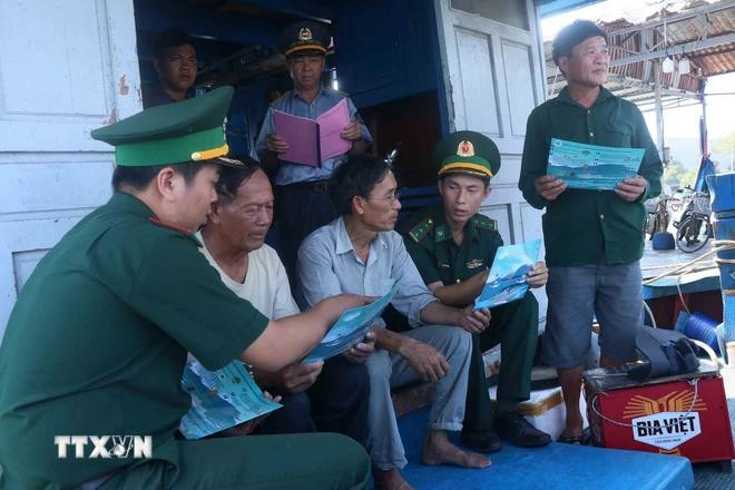 Las autoridades visitan periódicamente cada buque pesquero para difundir el cumplimiento de las normas legales en la explotación de productos del mar. (Foto: VNA) tau-ca-iuu-3-3654.jpg.webp