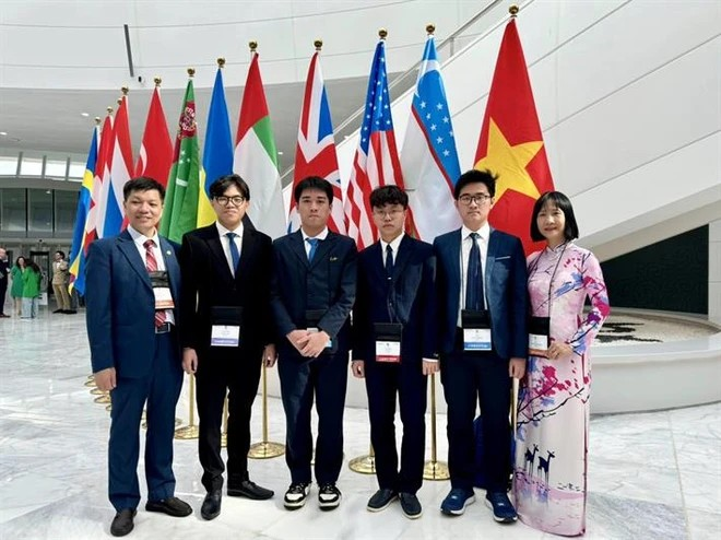 El equipo vietnamita incluye a cuatro estudiantes que asisten a la Olimpiada Internacional de Biología 2024 (Foto: Vietnam+). 0ew0hp4l.png