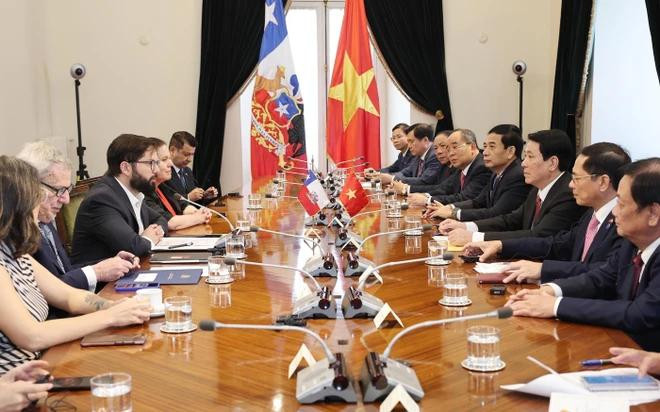 Durante las conversaciones entre los presidentes de Vietnam y Chile (Fuente: VNA) chu-tich-nuoc-luong-cuong-hoi-dam-voi-tong-thong-chile-4558.jpg.webp