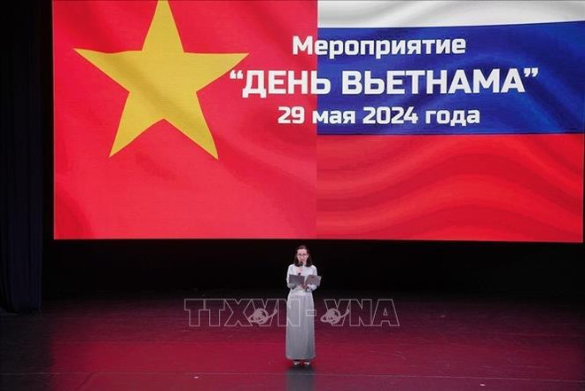 Mai Nguyen Tuyet Hoa, primer secretaria de la Embajada de Vietnam en Rusia, lee la carta del embajador Dang Minh Khoi a la escuela. (Foto: VNA) Bà_Mai_Nguyễn_Tuyết_Hoa,_Bí_thư_thứ_nhất_Đại_sứ_quán_Việt_Nam_tại_LB_Nga_đọc_thư_của_Đại_sứ_Đặng_Minh_Khôi_gửi_nhà_trường._ẢnhTTXVN.jpg
