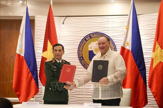 El ministro de Defensa Nacional, general Phan Van Giang, y su homólogo filipino, Gilberto Teodoro. (Foto: VNA) giang2-7196.jpg.webp