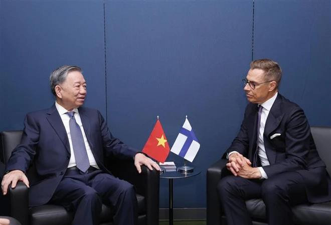 El secretario general del Partido Comunista y presidente de Vietnam, To Lam, (izquierda) se reúne con el presidente finlandés, Alexander Stubb. (Foto: VNA) finandia.webp