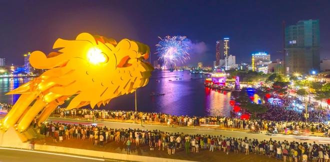 Da Nang atrae a 1,5 millones de visitantes durante el mes de duración del DIFF 2024. rong-6340.jpg.webp