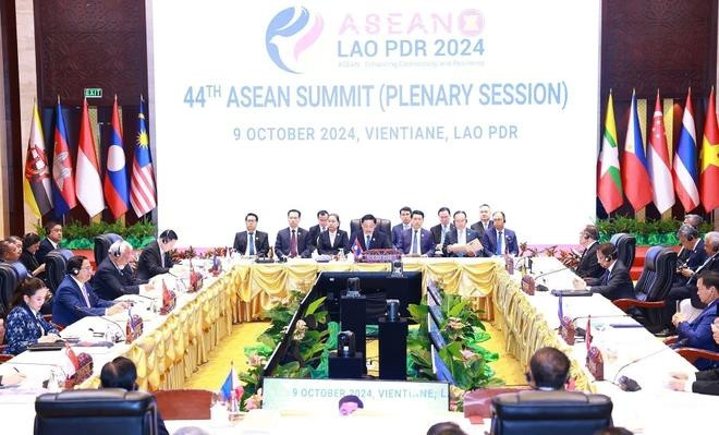 Participantes en la sesión plenaria de la 44ª Cumbre de la ASEAN. (Foto: VNA) 44-5806.jpg.webp
