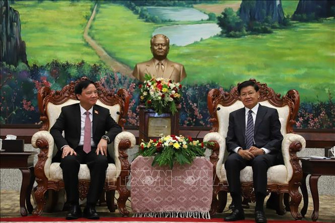 El vicepresidente de la Asamblea Nacional vietnamita, Nguyen Khac Dinh (i), y el secretario general del Partido Popular Revolucionario y presidente de Laos, Thongloun Sisoulith, en su reunión en Vientiane. (Foto: VNA) viet-lao-050724-1.jpg