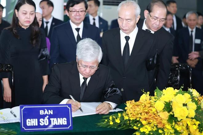 Do Van Chien, miembro del Buró Político, secretario del Comité Central del Partido y presidente del Comité Central del Frente de la Patria de Vietnam (FPV), escribe en el libro de condolencias. (Fuente: VNA) vna-potal-doan-ubtw-mttq-viet-nam-vieng-tong-bi-thu-nguyen-phu-trong-7500746-3512.jpg.webp