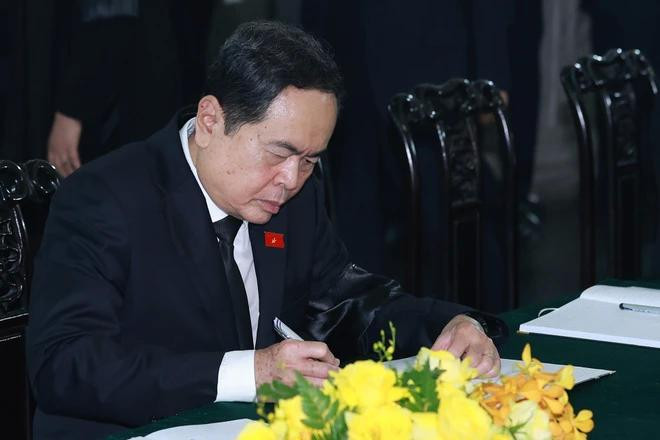 El miembro del Buró Político y presidente de la Asamblea Nacional, Tran Thanh Man, escribe en el libro de condolencias. (Foto: VNA) 450585515-946580223891134-896199908885441863-n-4280.jpg.webp