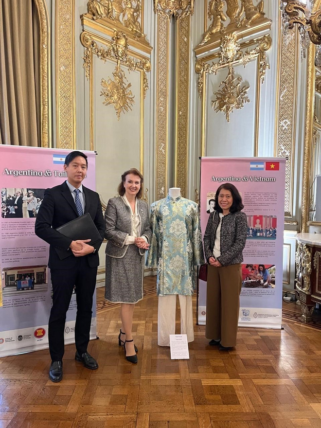 La ministra de Relaciones Exteriores de Argentina, Diana Mondino, y la embajadora de Vietnam, Ngo Minh Nguyet, en la Exposición de Trajes de la ASEAN. (Foto: VNA) vna_potal_ky_niem_57_nam_thanh_lap_asean_tai_argentina_7529015.jpg