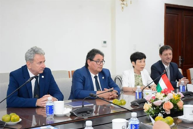 El embajador de Hungría en Vietnam, Tibor Baloghdi, y el rector de la Universidad Semmelweis, Bela Merkely, en la sesión de trabajo. (Foto: Vietnam+) y4yhb309.png