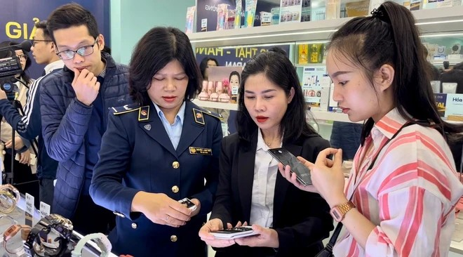 Un representante de Casio enseña cómo identificar productos genuinos. (Foto: VietnamPlus) tlzohbn6.png