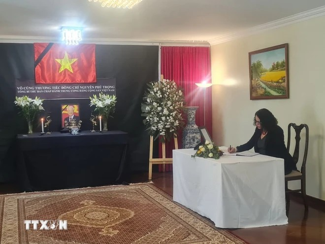 La presidenta del Partido Comunista Brasileño (PCdoB) y Ministra de Ciencia, Tecnología e Innovación, Luciana Santos, escribe en el libro de condolencias. (Fuente: Embajada vietnamita en Brasil) 7vtt72ml.png