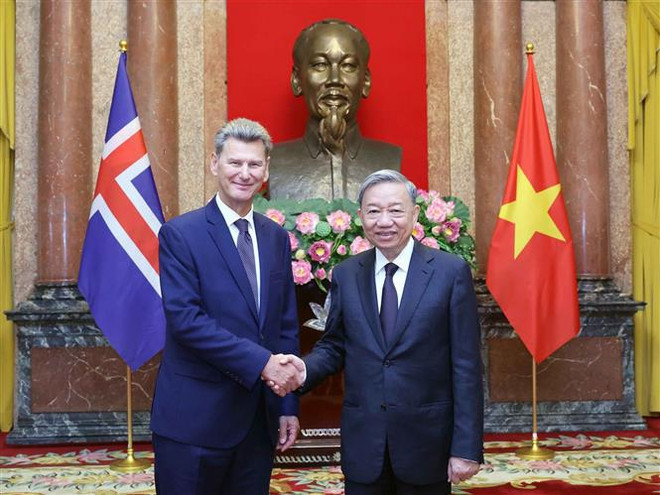 El presidente To Lam recibe al embajador islandés Thórir Isben (Fuente: VNA) vna_potal_chu_tich_nuoc_to_lam_tiep_dai_su_iceland_den_trinh_quoc_thu_7441751_(1).jpg