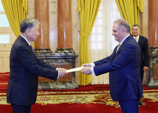 El embajador de la República de Chipre, Evagoras Vryonides, presentó cartas credenciales al presidente To Lam (Fuente: VNA) vna_potal_chu_tich_nuoc_to_lam_tiep_dai_su_cyprus_den_trinh_quoc_thu_7441952.jpg