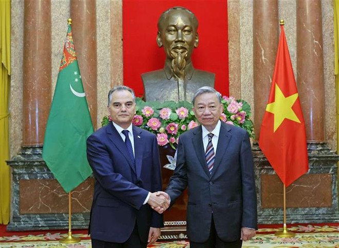 El presidente To Lam recibe al embajador de Turkmenistán, Parakhat Durdyev. (Fuente: VNA) vna_potal_chu_tich_nuoc_to_lam_tiep_dai_su_turkmenistan_den_trinh_quoc_thu_7441742.jpg