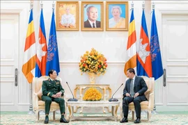El general Nguyen Tan Cuong, jefe del Estado Mayor del Ejército Popular de Vietnam (EVP) y viceministro de Defensa Nacional, y el primer ministro Samdech Thipadei Hun Manet. (Foto: VNA)