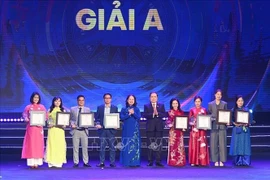 El presidente de la Asamblea Nacional, Tran Thanh Man, y la vicepresidenta del país, Vo Thi Anh Xuan, entregaron premios A a autores y grupos de autores. (Fuente: VNA)